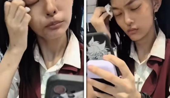 اسکینر شناخت میں ناکام، چینی خاتون کو ایئرپورٹ پر میک اَپ صاف کرنا پڑگیا