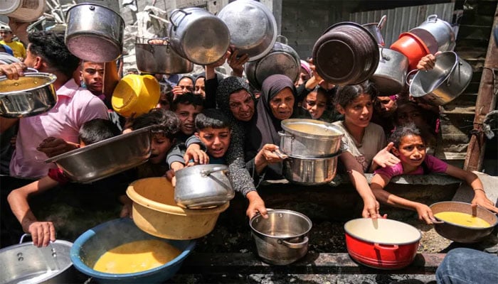 بھوک سے بدحال فلسطینی بچے اور بڑے خوراک کے حصول کے لیے پریشان—تصویر سوشل میڈیا