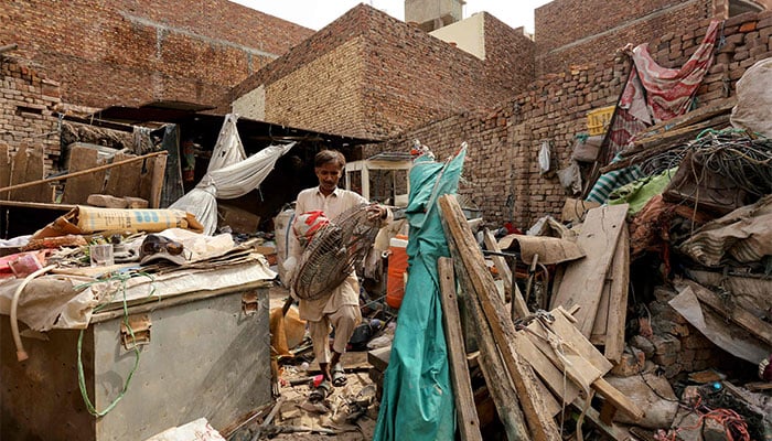 لاہور میں چھتیں اور آسمانی بجلی گرنے سے 3 افراد جاں بحق ہوئے، جہلم میں 2 افراد جاں بحق اور 32 زخمی ہوئے—فوٹو بشکریہ اے ایف پی