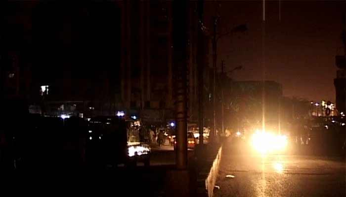 شدید گرمی میں بجلی کی طویل لوڈشیڈنگ سے کراچی کے شہری عاجز آگئے