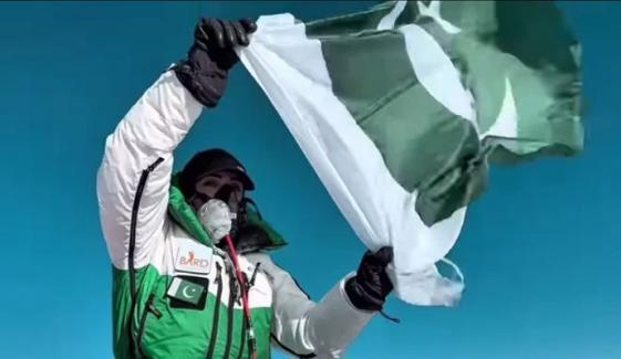 ویڈیو: نائلہ کیانی نے بھارتی سرحد سے جڑی چوٹی کنچن جونگا پر پاکستانی پرچم لہرادیا