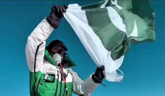 ویڈیو: نائلہ کیانی نے بھارتی سرحد سے جڑی چوٹی کنچن جونگا پر پاکستانی پرچم لہرادیا
