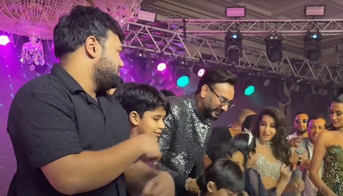 ڈکی بھائی نورا فتیحی کے اسٹیج پر بلانے پر ہکا بکا کیوں ہوئے؟