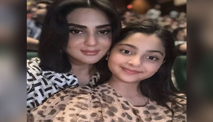 فضا علی بیٹی کو بالی ووڈ فلم دکھانے پر مشکل میں آگئیں