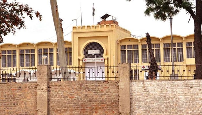 بانی اور بشریٰ بی بی کیلئے 2 روم کولر اڈیالہ جیل کے باہر پہنچا دیے گئے