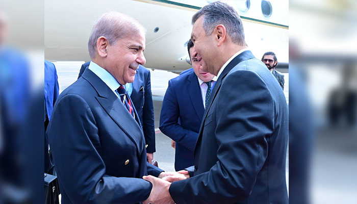 وزیرِ اعظم شہباز شریف کا دوشنبے ایئر پورٹ پر تاجک وزیرِ اعظم کوخر رسول زودہ استقبال کر رہے ہیں—تصاویر بشکریہ وزیرِ اعظم شہباز شریف آفیشل فیس بک اکاؤنٹ