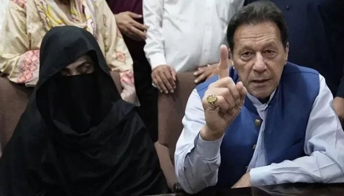 بانیٔ پی ٹی آئی اور بشریٰ بی بی—فائل فوٹو