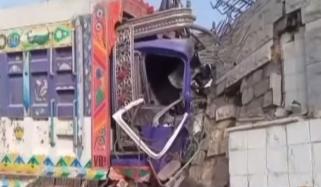 کراچی: ڈیفنس موڑ کے قریب تیز رفتار ڈمپر بنگلے میں گھس گیا