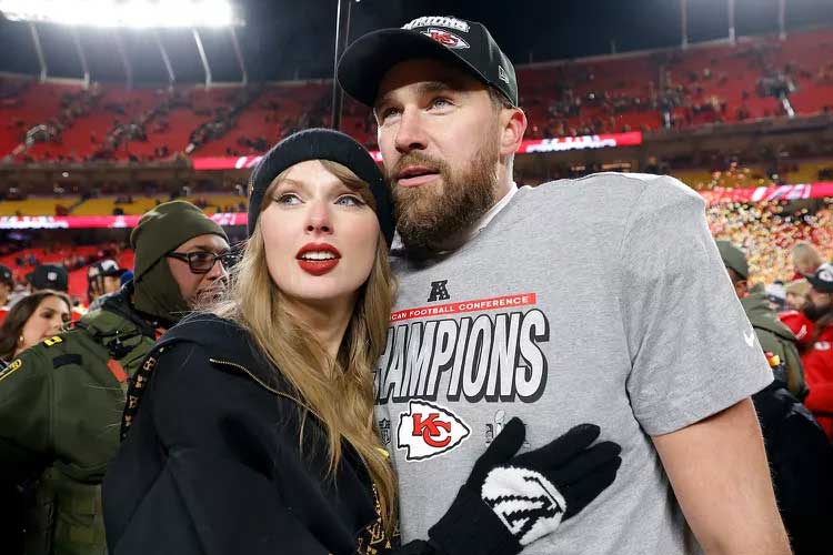 Travis Kelce publicly shows love to Taylor Swift after she reclaims her masters