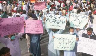 کراچی: نیشنل ہائی وے پر بجلی کی بندش کیخلاف 10 گھنٹے سے احتجاج جاری
