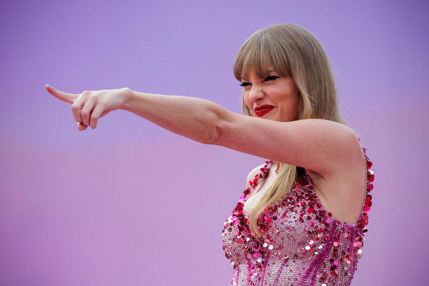 Taylor Swift sparks pregnancy buzz as fans notice baby bump in new appearance