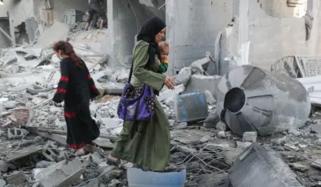 غزہ میں امداد کیلئے جمع فلسطینیوں پر اسرائیلی فوج کی گولا باری اور فائرنگ