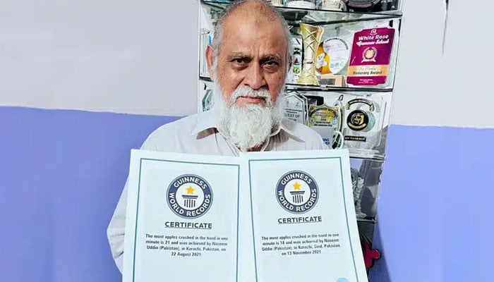 73 سالہ شخص کے مکے میں ہتھوڑے جیسی طاقت
