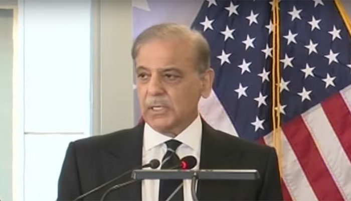 وزیرِ اعظم شہباز شریف امریکی سفارتخانے میں منعقدہ تقریب سے خطاب کر رہے ہیں—’جیو نیوز‘ گریب