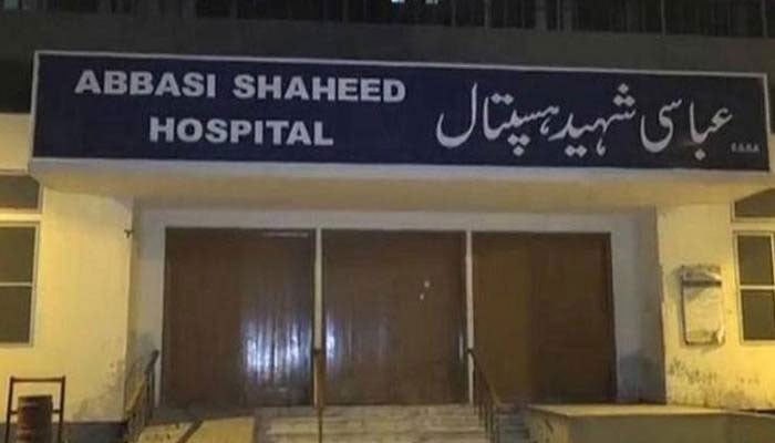کراچی، عباسی اسپتال میں بیل گھس آیا، بھگدڑ مچ گئی