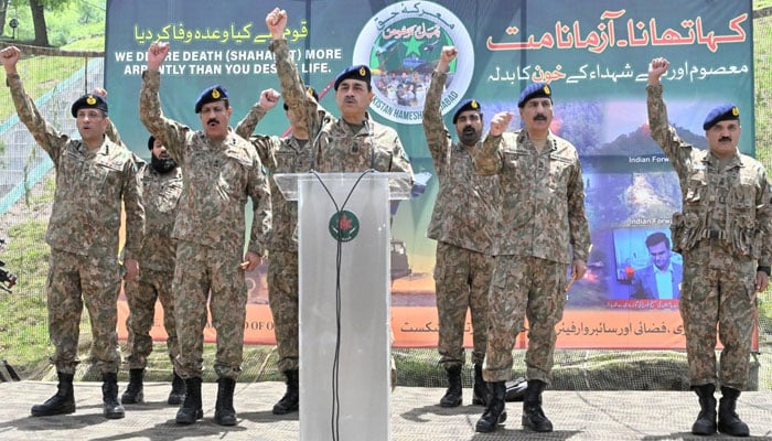 آرمی چیف فیلڈ مارشل سید عاصم منیر کا لائن آف کنٹرول کا دورہ، سپاہیوں کے ہمراہ نمازِ عید ادا