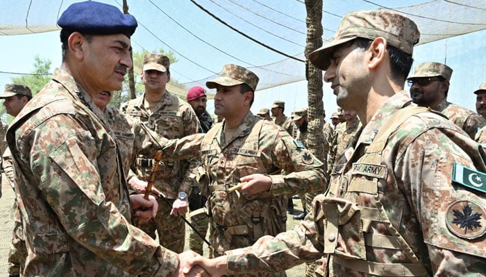 آرمی چیف فیلڈ مارشل سید عاصم منیر کا لائن آف کنٹرول کا دورہ، سپاہیوں کے ہمراہ نمازِ عید ادا