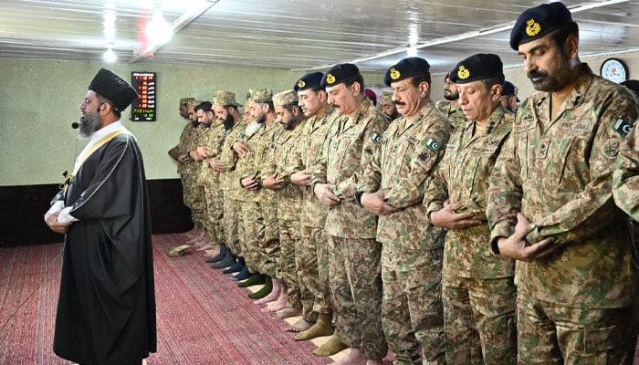 آرمی چیف فیلڈ مارشل سید عاصم منیر کا لائن آف کنٹرول کا دورہ، سپاہیوں کے ہمراہ نمازِ عید ادا