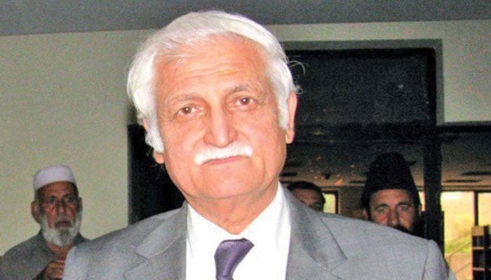 سابق سینیٹر فرحت اللّٰہ بابر—فائل فوٹو
