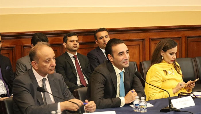 پاکستان کا اعلیٰ سطحی کثیر الجماعتی وفد لندن پہنچ گیا