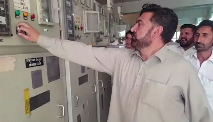 فضل الہٰی نے پشاور کے تمام فیڈرز زبردستی آن کردیے، سسٹم اوور لوڈ، سپلائی معطل