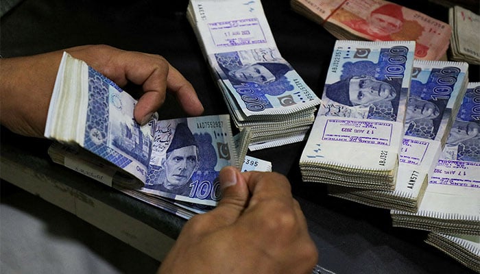 سرکاری ملازمین کی تنخواہوں میں 50 فیصد اضافہ کرنے کا مطالبہ