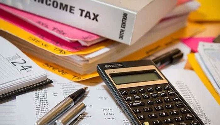 بجٹ 26-2025: آپ کی تنخواہ پر اب کتنا ٹیکس کٹے گا؟ خود کیلکولیٹ کریں