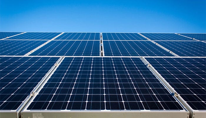 بجٹ 2025 میں سولر پینلز کی درآمدات پر 18 فیصد ٹیکس عائد