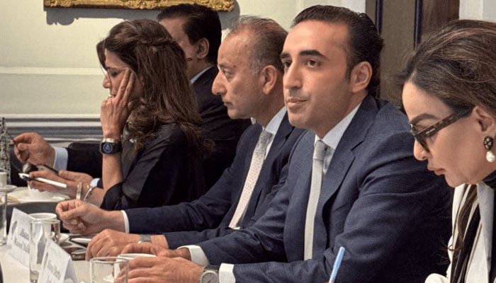 سابق وزیر خارجہ بلاول بھٹو زرداری و وفد کی لندن کے چیتھم ہاؤس میں مباحثے میں شرکت— تصویر بشکریہ سوشل میڈیا