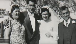 لائبریری کی کتاب میں ملی دادا، دادی کی شادی کی یادگار تصویر پوتی کو واپس کردی گئی