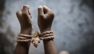 لڑکی سے ملنے آئے لڑکے کو گھر والوں نے باندھ دیا، ساتھیوں کی فائرنگ، 4 زخمی