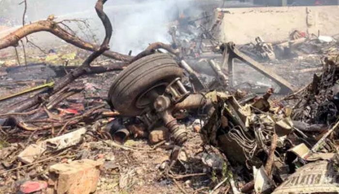 حادثے میں تباہ ہونے والے بھارتی مسافر بردار طیارے کا ملبہ جائے حادثہ پر بکھرا ہوا ہے—تصویر بشکریہ بھارتی میڈیا