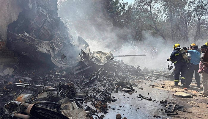 احمد آباد میں تباہ ہونے والے بھارتی مسافر بردار طیارے کا ملبہ جائے حادثہ پر بکھرا ہے—تصویر بشکریہ بھارتی میڈیا