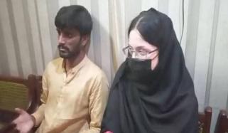 محبت میں گرفتار امریکی خاتون پاکستان پہنچ گئی، قبول اسلام کے بعد نوجوان سے شادی بھی کرلی