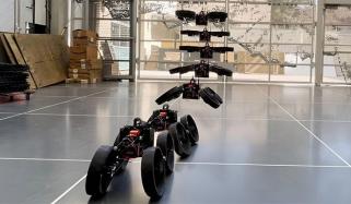 اڑتے ہوئے شکل بدل کر زمین پر چلنے والا ٹرانسفارمر طرز کا ڈرون تیار