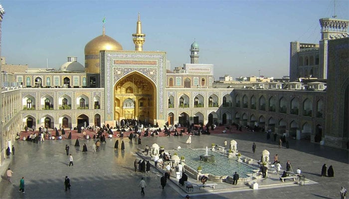مشہد میں حضرت امام رضا کے مقبرے پر زائرین عبادت میں مصروف ہیں—فائل فوٹو