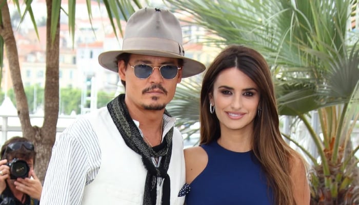 Johnny Depp, Penélope Cruz take museum break while filming new movie