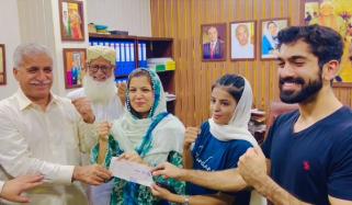 سندھ حکومت کیجانب سے باکسر عالیہ سومرو کیلئے 46.5 لاکھ روپے کا چیک