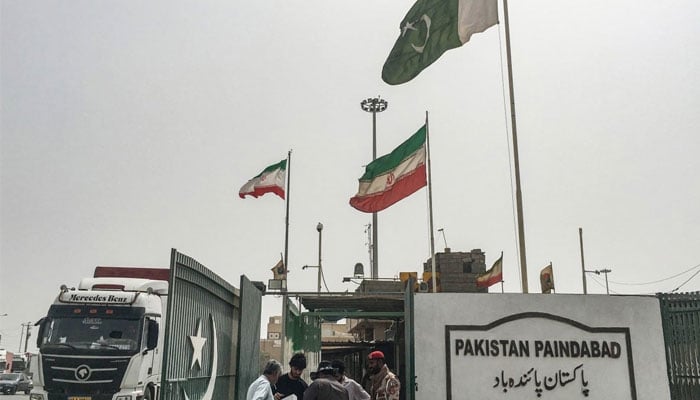 پاکستان کا ایران سے سفارتی عملہ واپس بلانے پر غور
