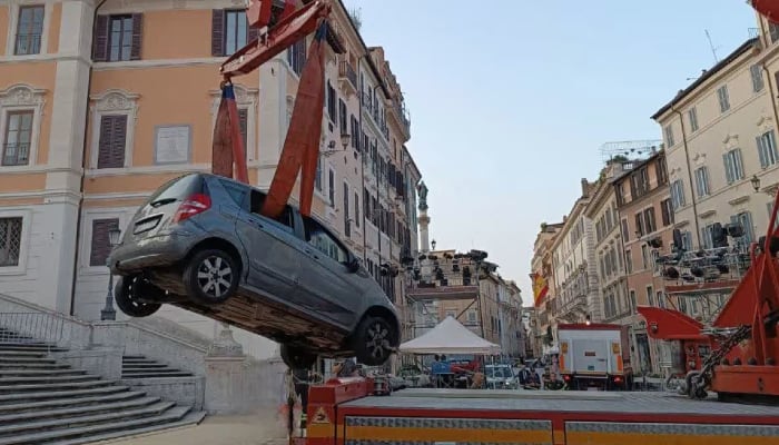 80-year-old drivers wild ride in Rome: Mercedes stuck on Spanish Steps