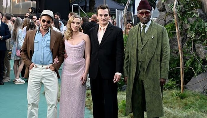Scarlett Johansson reunites with cast at Jurassic World London premiere