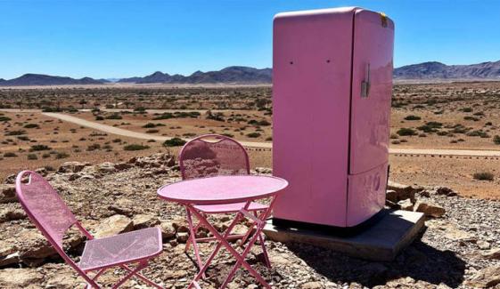 صحرا کے بیچوں بیچ رکھے اس گلابی فریج کی حقیقت کیا؟