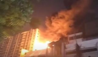 کراچی، راشد منہاس روڈ پر شاپنگ مال میں آتشزدگی
