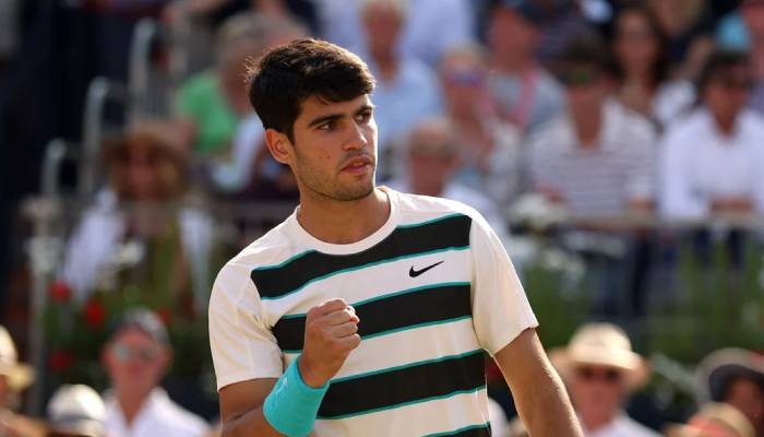 Carlos Alcaraz advances to Queen’s quarter-finals after intense three-set battle