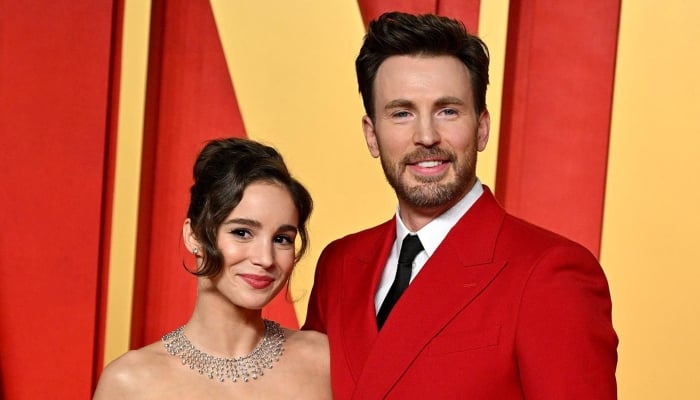 Alba Baptista and Chris Evans