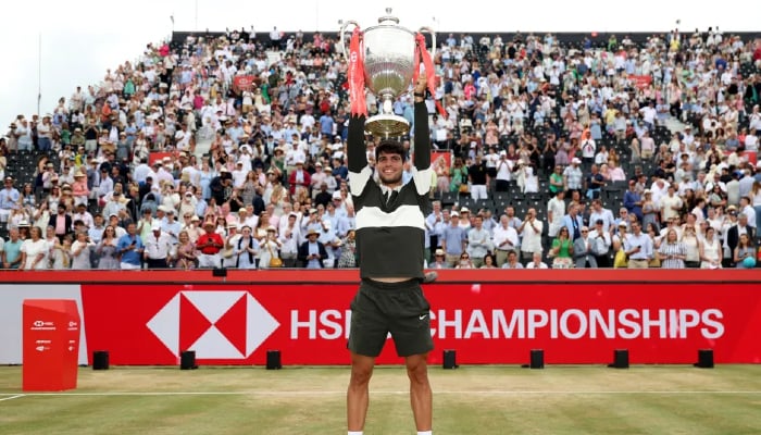Alcaraz stops Queens trophy photoshoot mid-ceremony for surprising reason