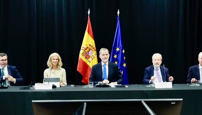 King Felipe holds urgent meeting with trustees after attending summit