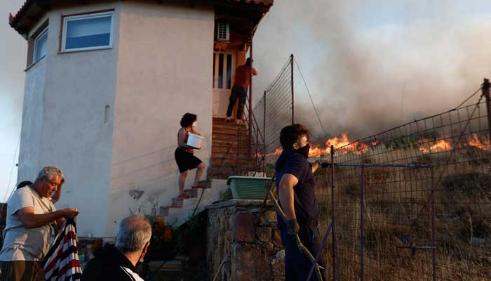 Greece wildfires: Woman detain for starting blaze with cigarette