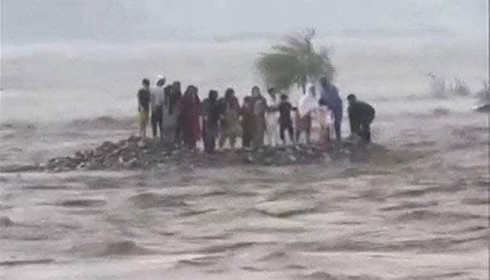 دریائے سوات میں سیاحوں کے ڈوبنے کا واقعہ، ڈپٹی کمشنر کو معطل کردیا گیا