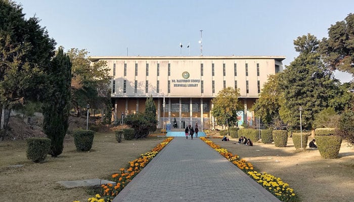 کیو ایس کی درجہ بندی میں 354 ویں نمبر پر آنے والی قائدِ اعظم یونیورسٹی اسلام آباد—فائل فوٹو